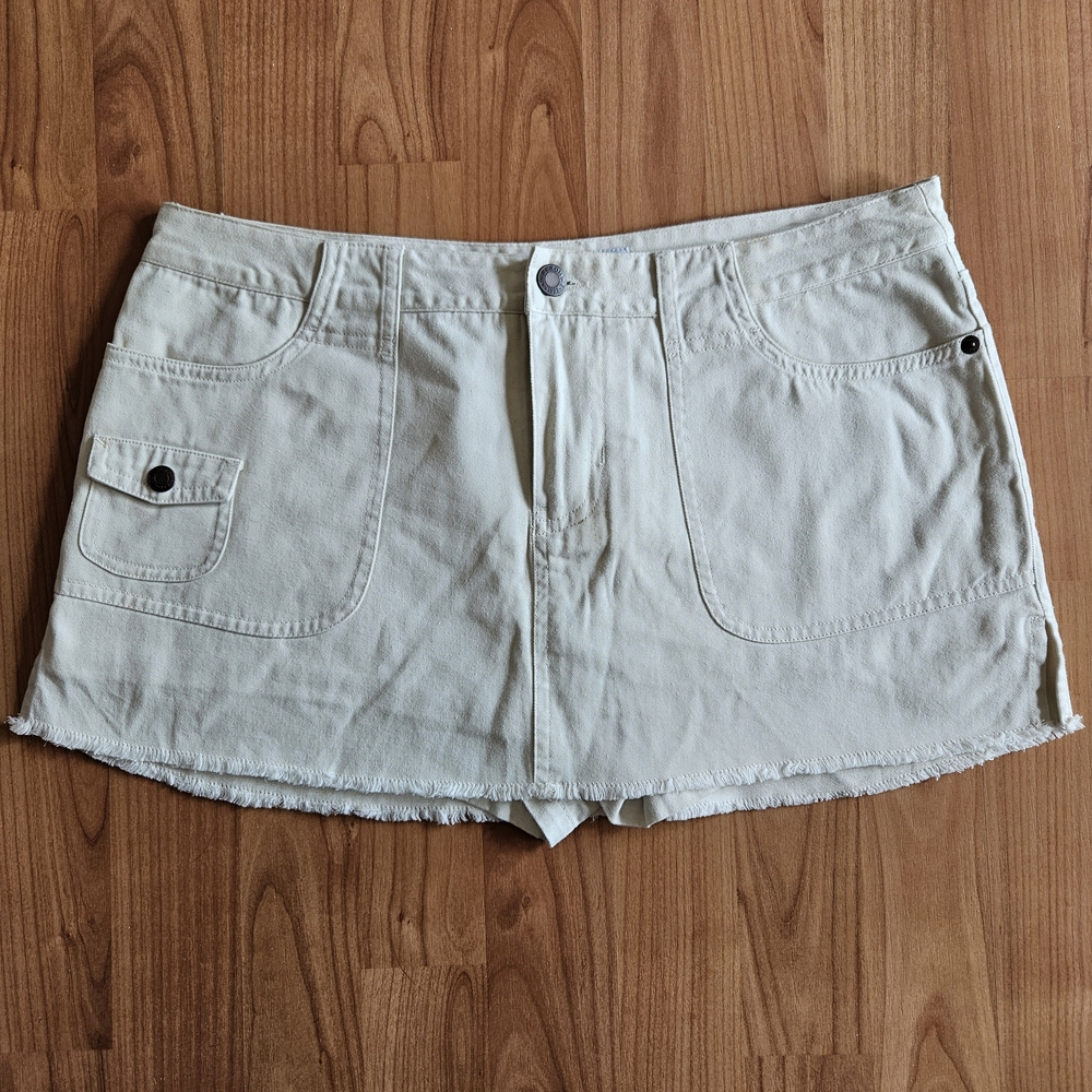 Abercrombie & Fitch Cream Skorts